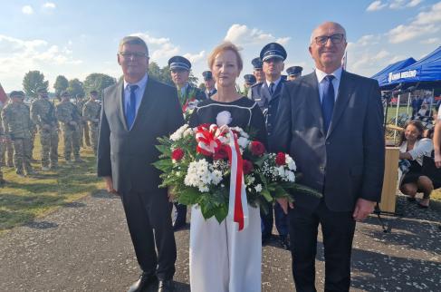 Delegacja Gminy Lipie składa kwiaty pod pomnikiem w Mokrej.