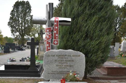 Zdjecie grobu zbiorowego wojennego ks. kan. Bonawentury Metlera przed wyczyszczeniem krzyża i założeniem stuły