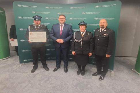 Przedstawiciele OSP Zbrojewsko odbierają poświadczenie uzyskania dotacji.