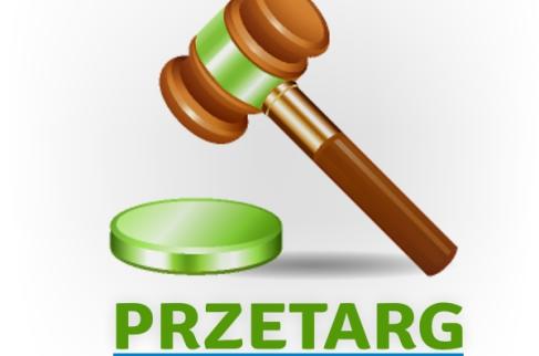 Drewniany młotek uderzający z zielona podstawkę oraz napis przetarg