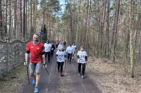 Uczestnicy marszu nordic walking na trasie podczas wydarzenia