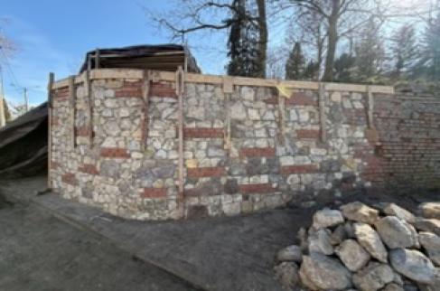 poddane rekonstrukcji i konserwacji mury zamku w Dankowie