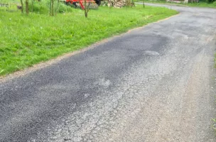 Zdjęcie przedstawia ubytki w nawierzchni po przeprowadzeniu napraw cząstkowych.