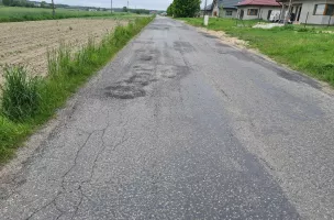 Zdjęcie przedstawia ubytki w nawierzchni po przeprowadzeniu napraw cząstkowych.