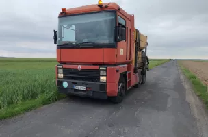 Samochód ciężarowy na drodze podczas wykonywania remontów cząstkowych dróg.